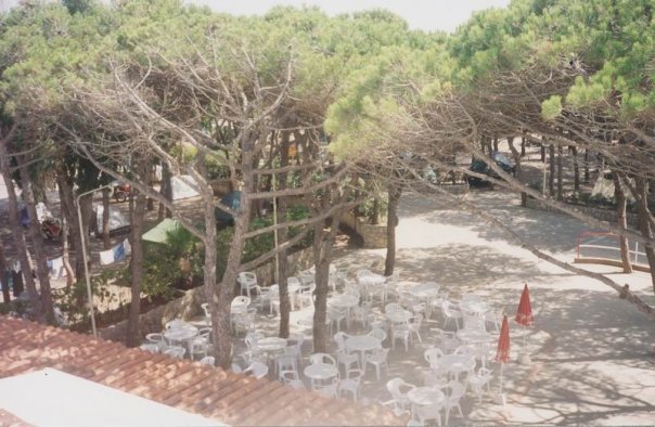 Fotograf�a de la terraza exterior del bar/restaurante del camping Albatros de Gav&agrave; Mar vista desde la parte superior del restaurante